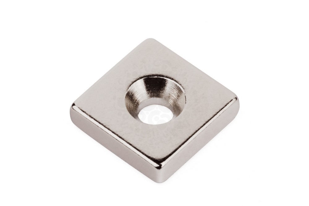блок с одной зенковкой 20*20*3 (3,5/7,5) сплав ndfeb n38. покрытие (ni-cu-ni).